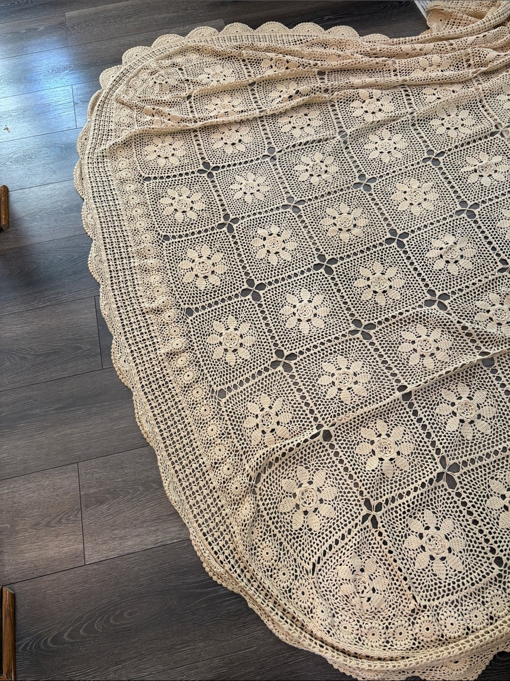 Hand-Crocheted Cream Coverlet - Elegant Floral Design
